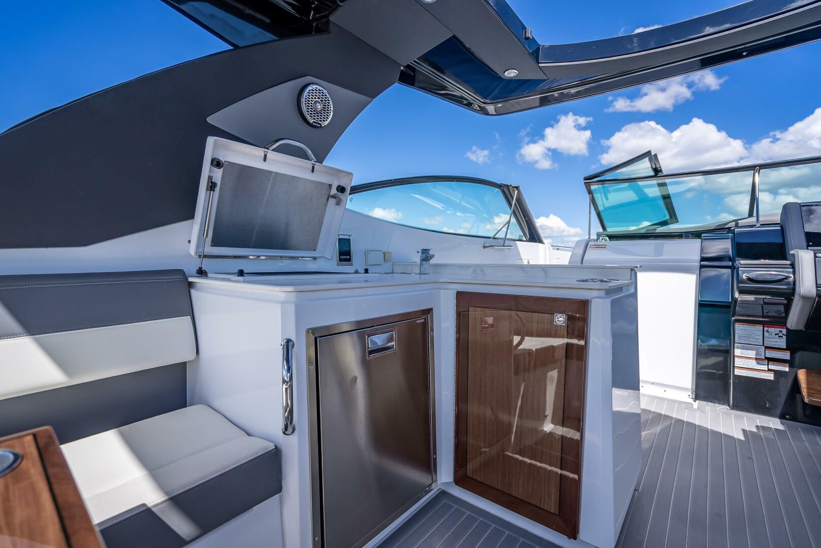 2022 Cruisers Yachts GLS OB - Image 24