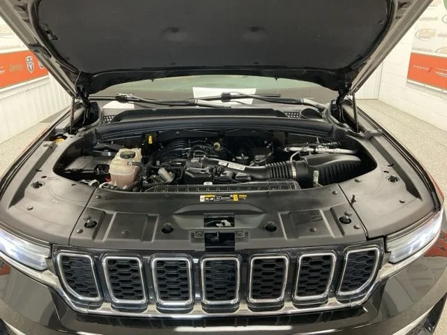 2023 Jeep Grand-Cherokee-L Laredo Altitude 4x4 - Image 10
