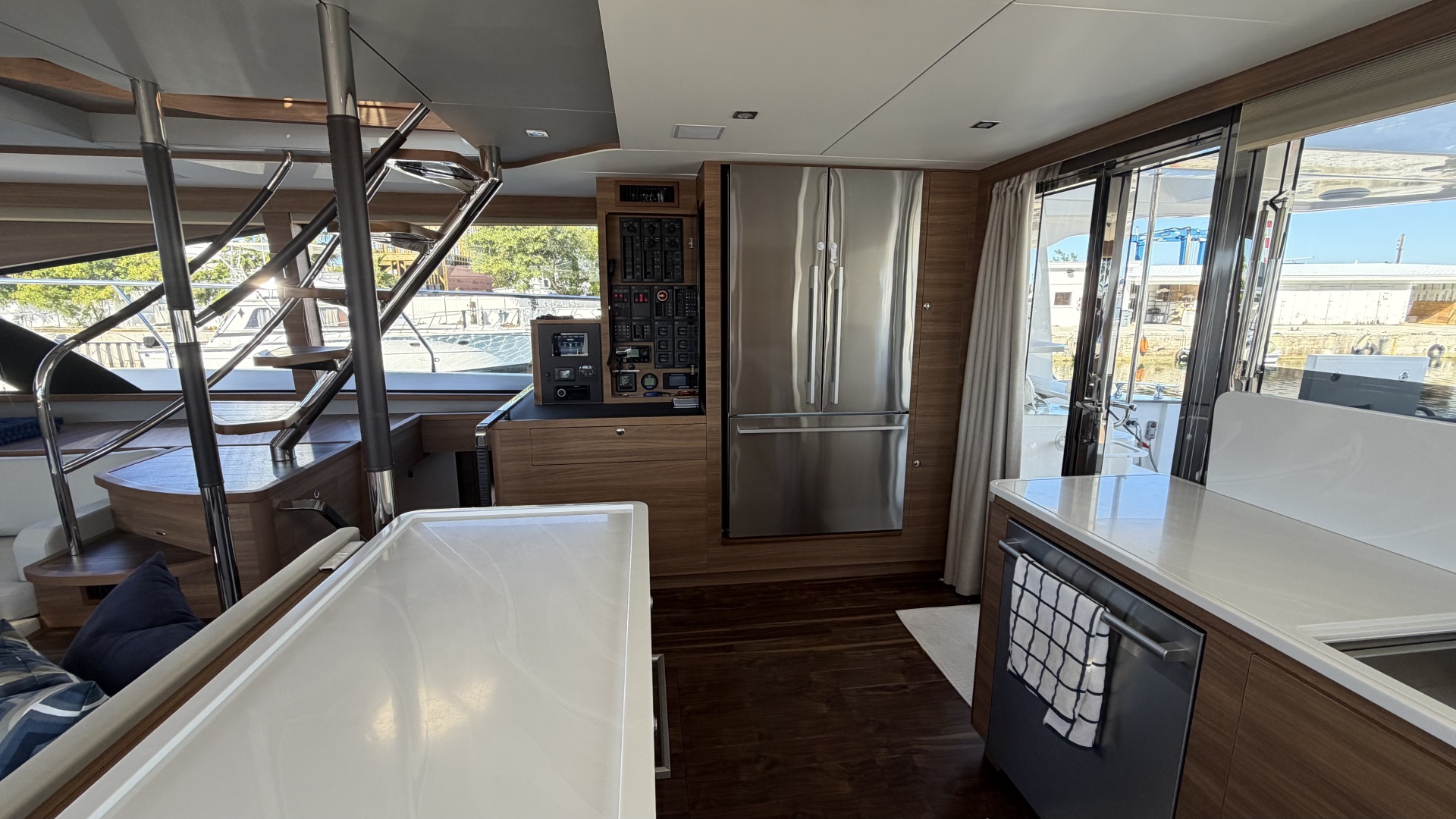 2025 Aquila 54 ENCLOSED BRIDGE - Image 24