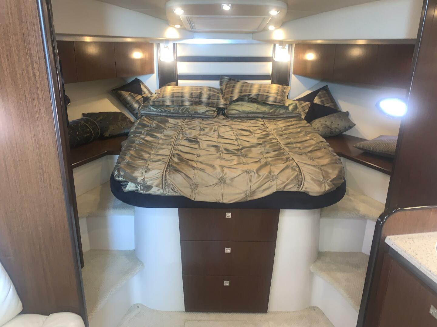 2011 Cruisers Yachts 420 Sports Coupe - Image 32