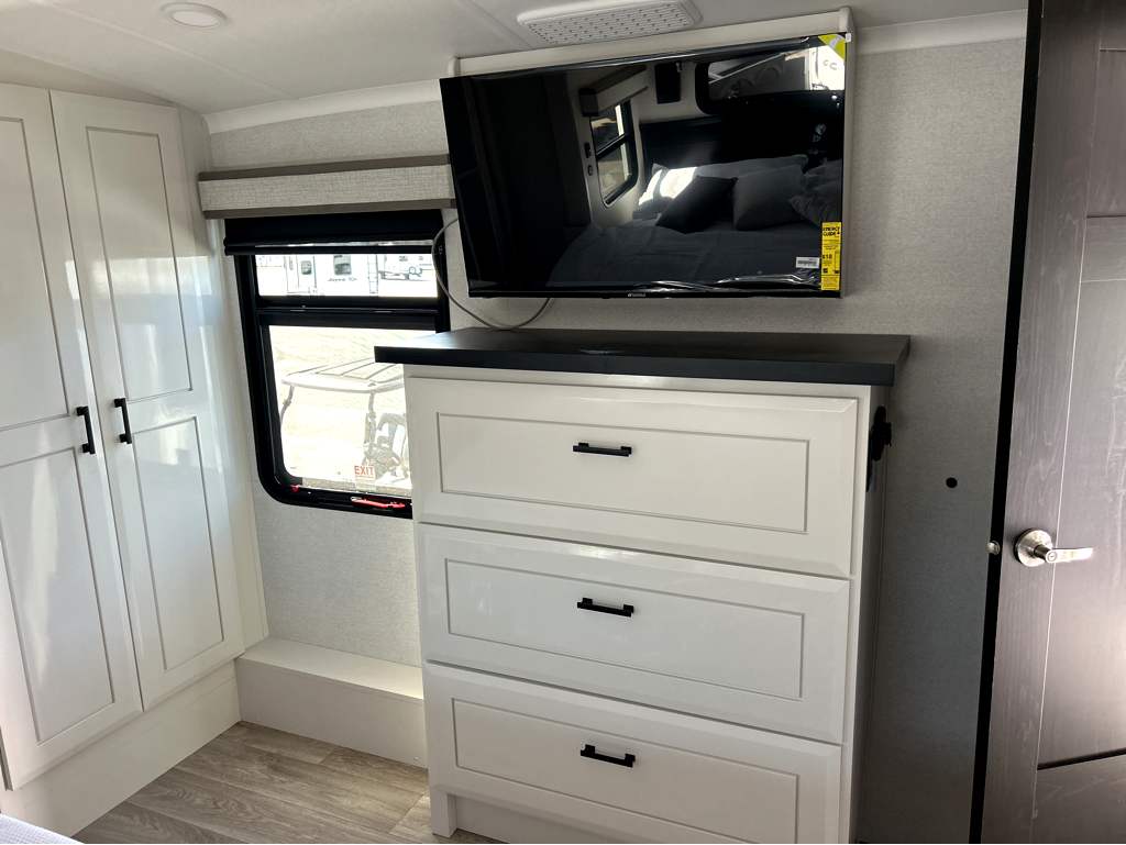 2027 JAYCO PINNACLE 32RLTS - Image 18