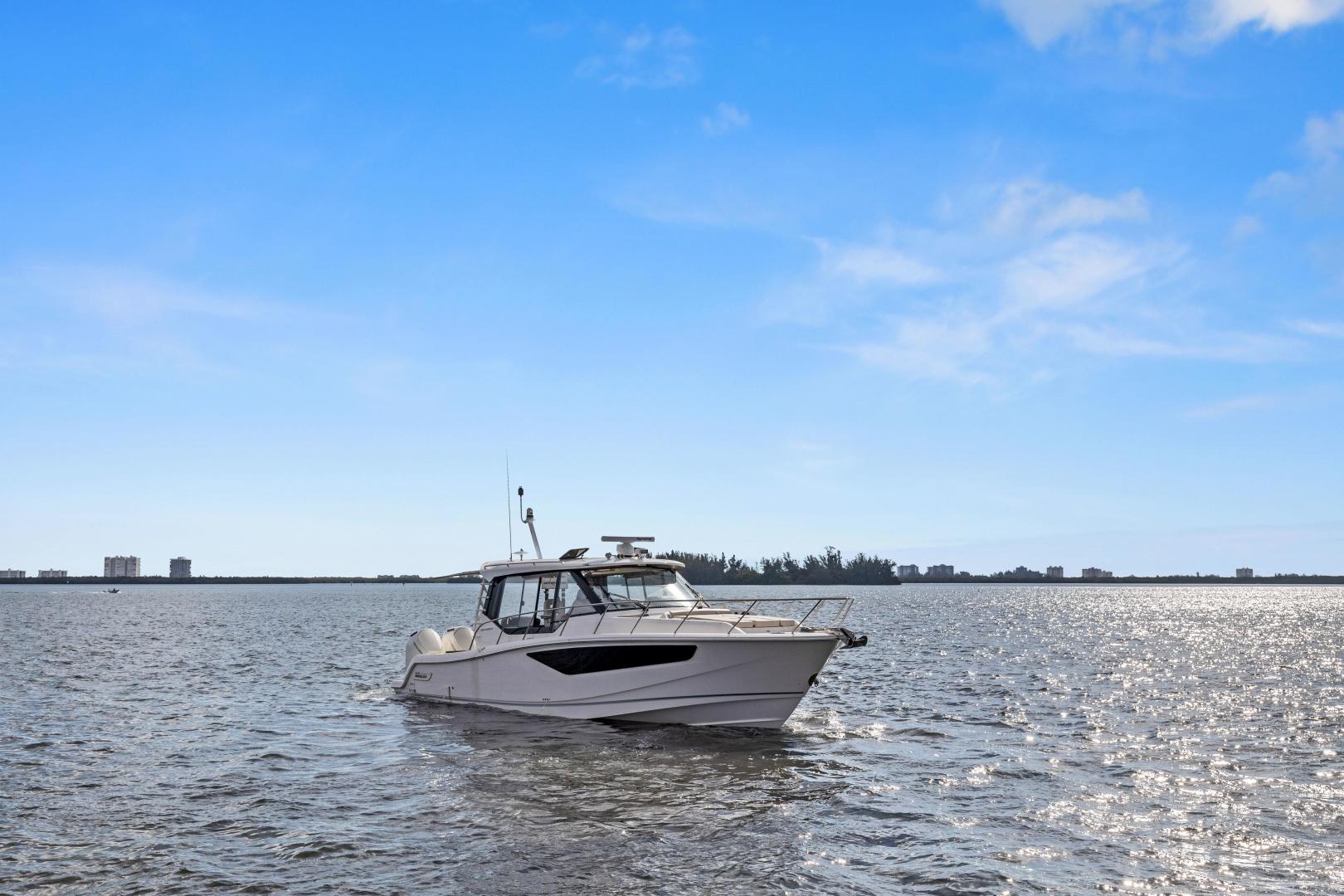 2022 Boston Whaler 405 Conquest - Image 6