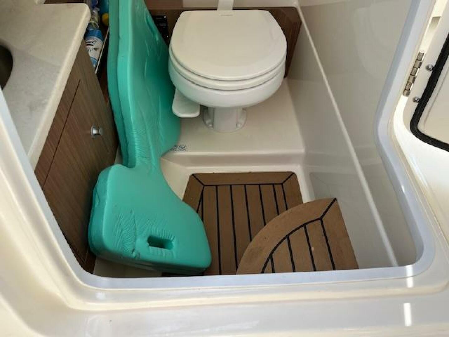 2018 Boston Whaler 270 Vantage - Image 47