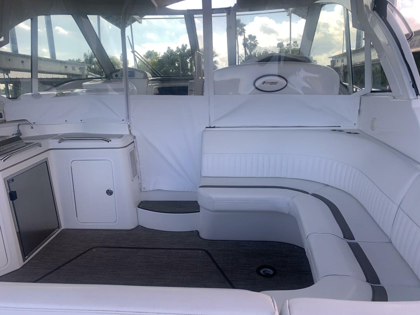 2011 Cruisers Yachts 420 Sports Coupe - Image 11