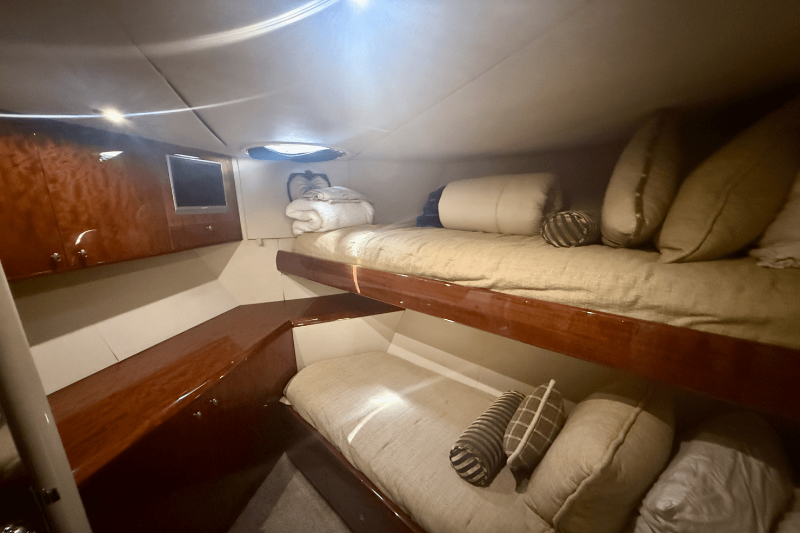2005 68 FLYBRIDGE - Image 38