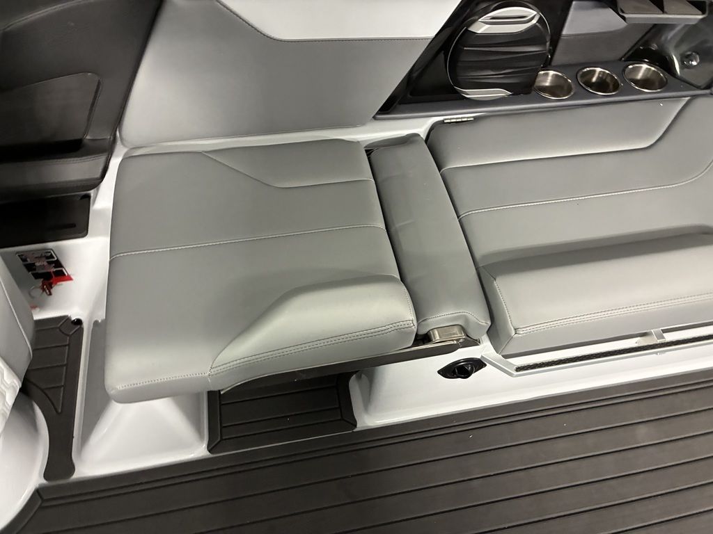 2026 MasterCraft XT24 - Image 37