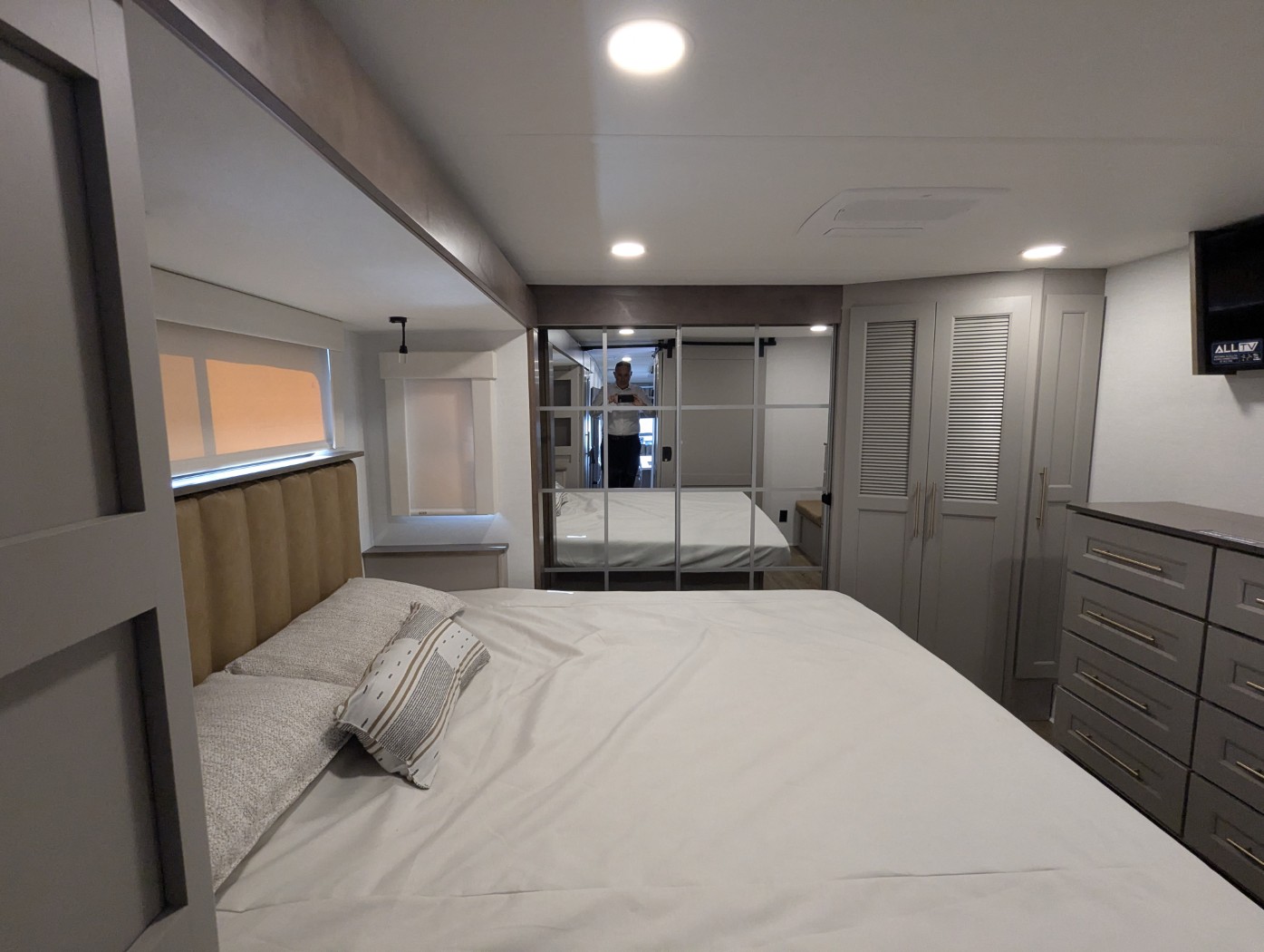 2026 Alliance RV Paradigm 340RL - Image 9