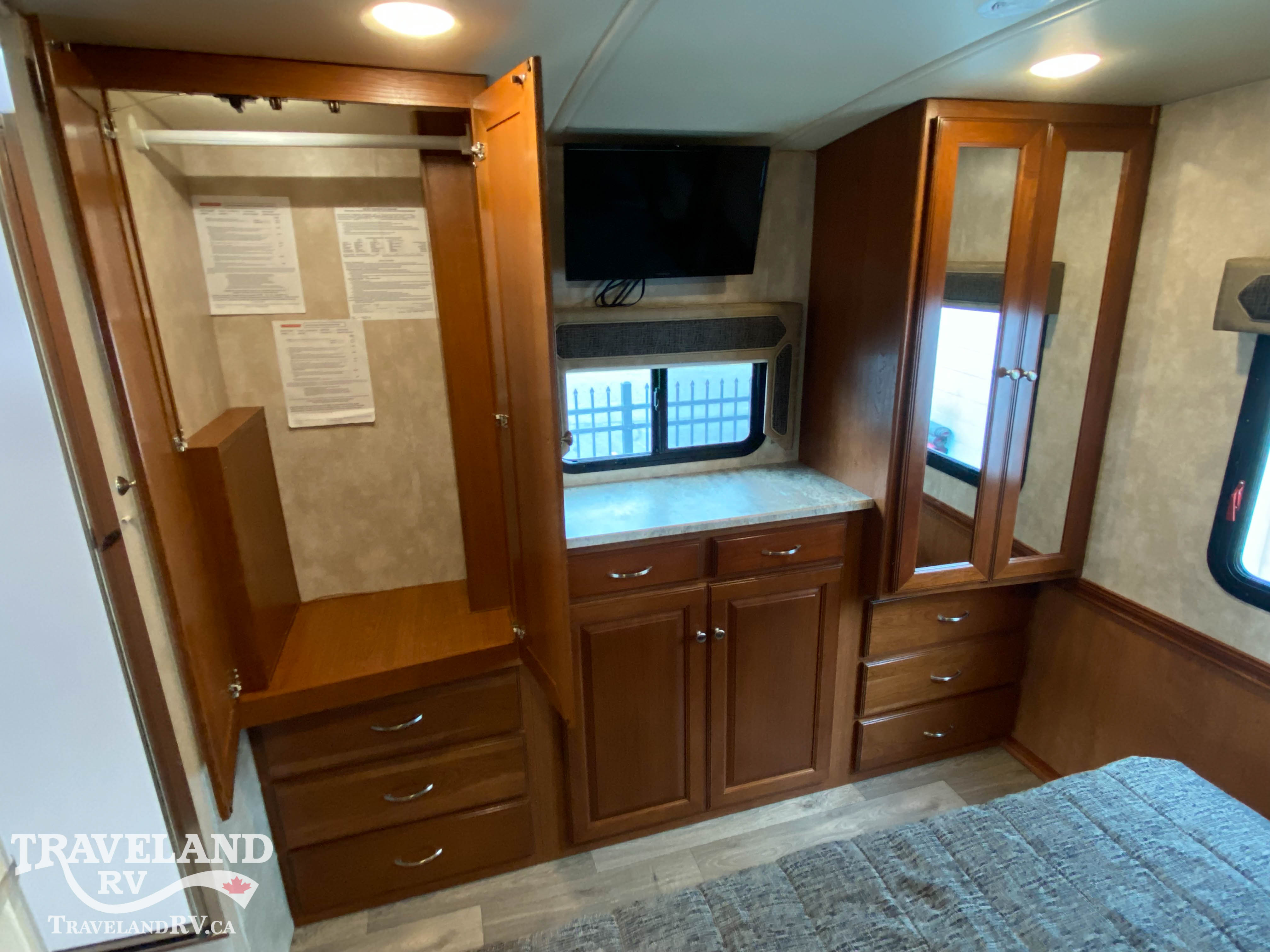 2019 Winnebago Sunstar LX 30T - Image 18