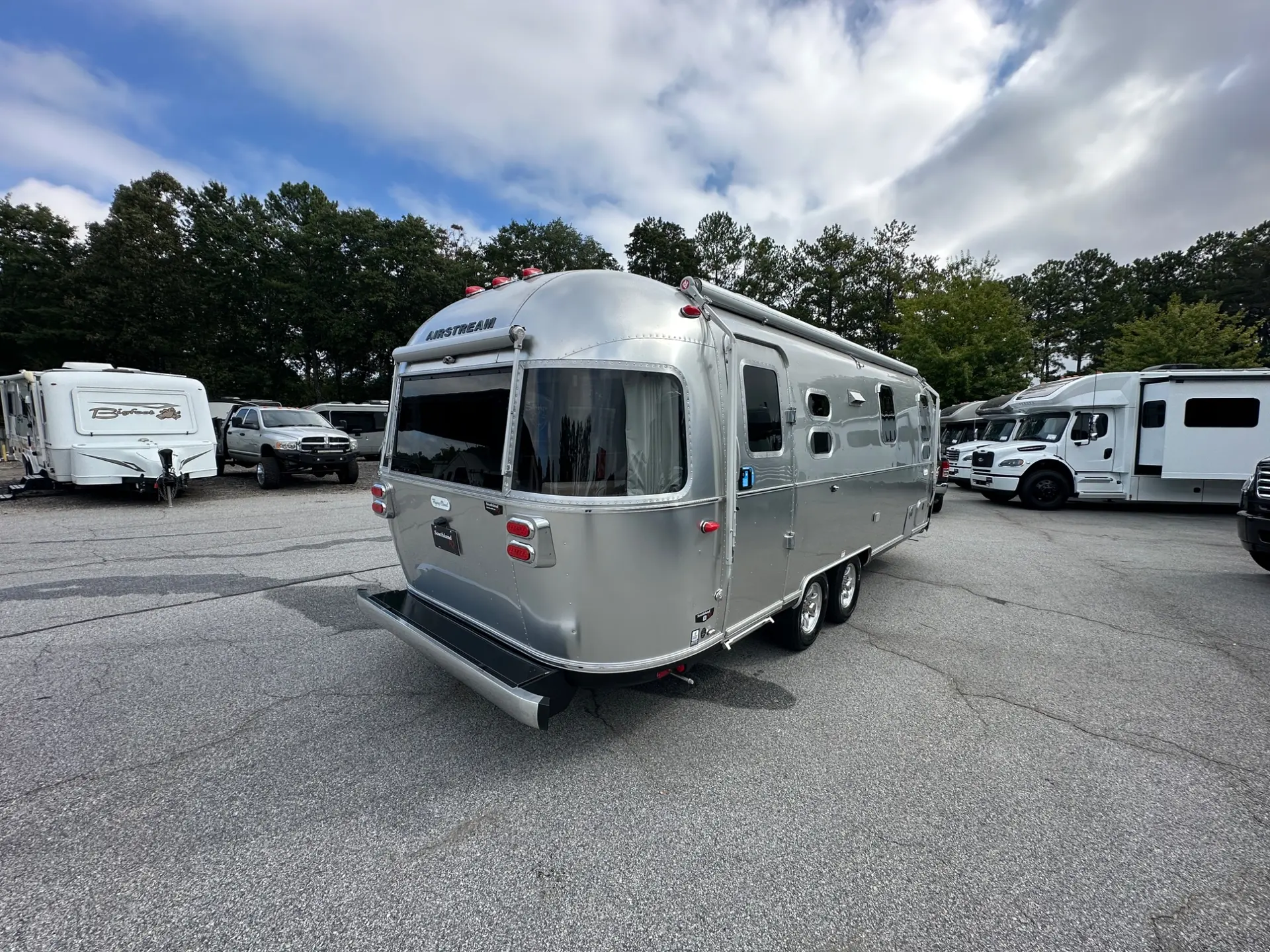 2027 Airstream Flying Cloud 25FB - Image 4
