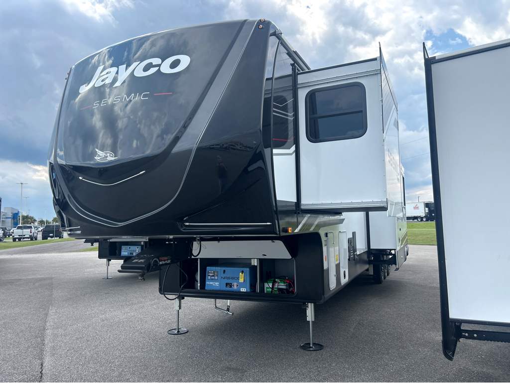 2026 JAYCO SEISMIC 395 - Image 2