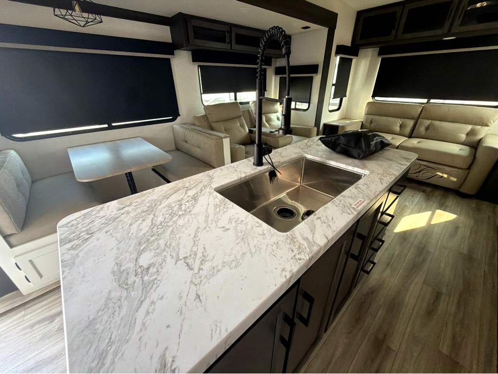 2027 VENTURE RV SPORTTREK 303VIK - Image 23