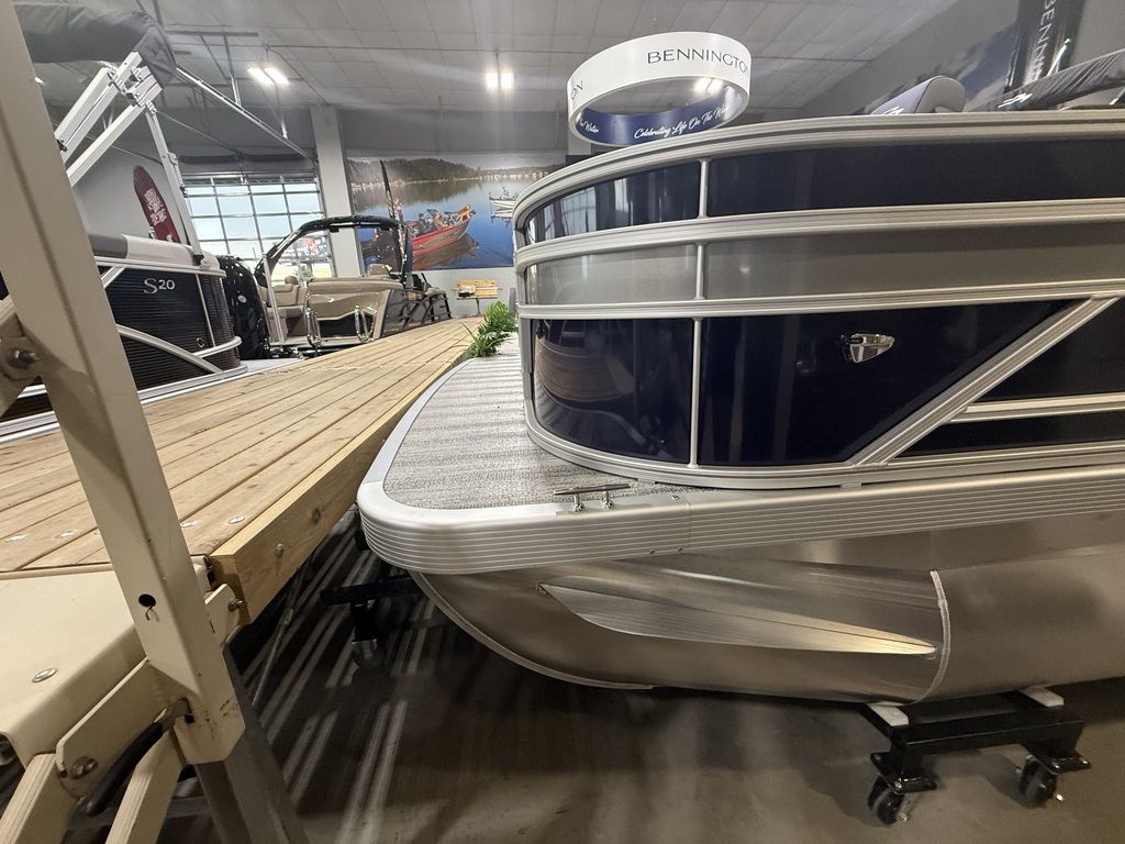 2026 Bennington 22SF TriToon Pontoon - Image 6