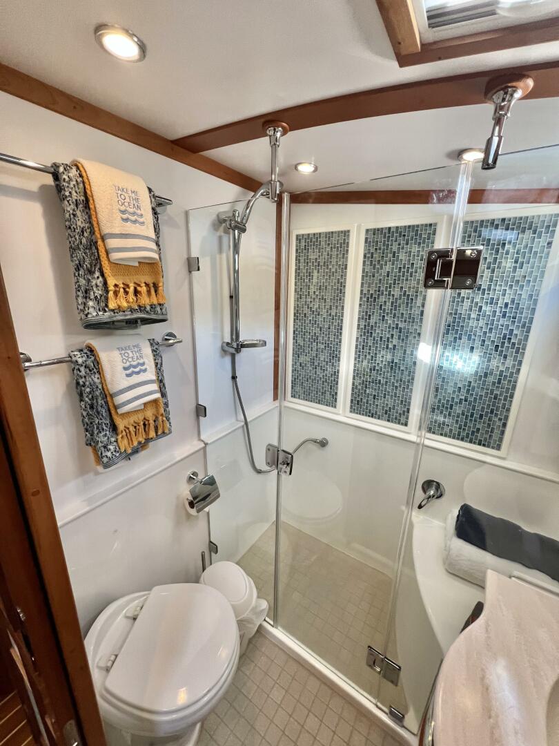 2017 Sabre 48 Salon Express - Image 40