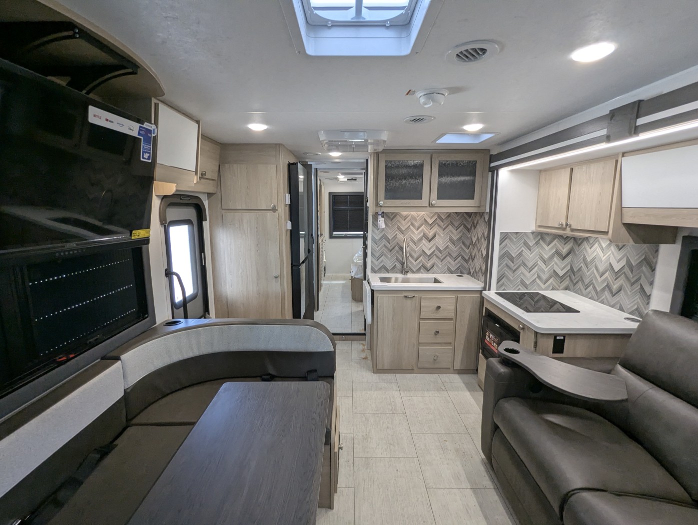 2026 Coachmen Entourage 330DS - Image 22