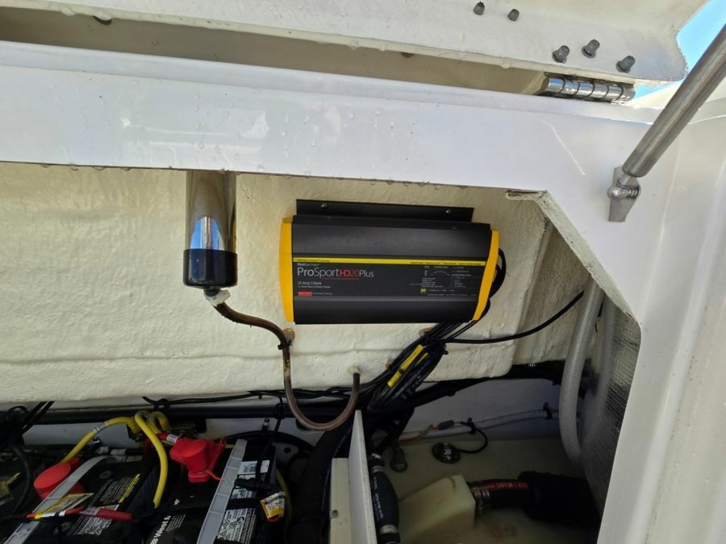2022 Robalo R272 - Image 23