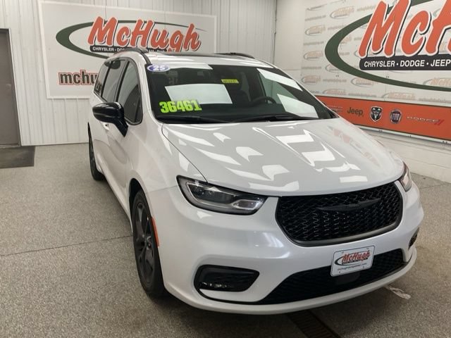 2025 Chrysler Pacifica Limited FWD - Image 3