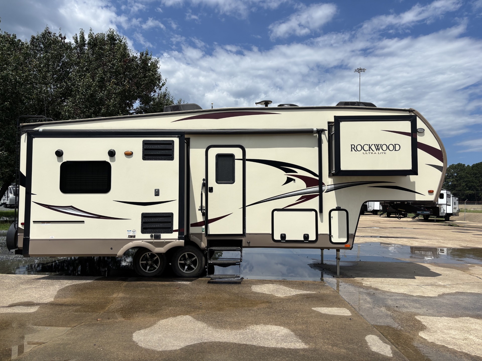 2018 Forest River Rockwood Ultra Lite 2650WS - Image 2