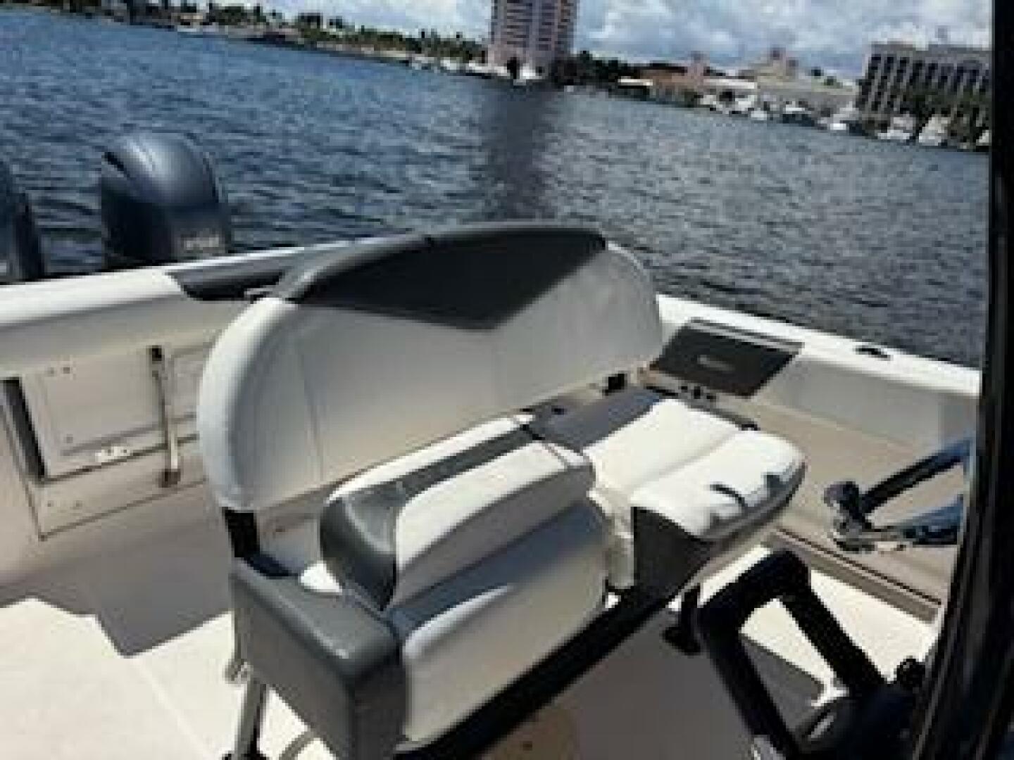 2022 Robalo R242 Center Console Base - Image 16