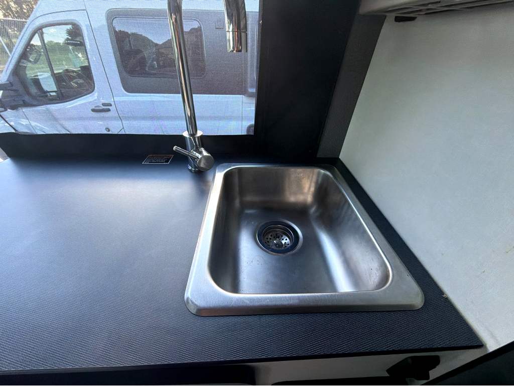 2023 WINNEBAGO REVEL 44E - Image 21