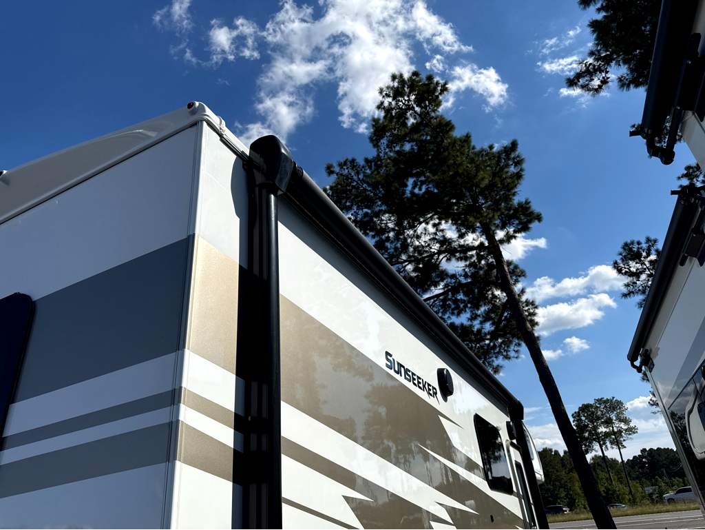 2025 FOREST RIVER SUNSEEKER 2400T - Image 5
