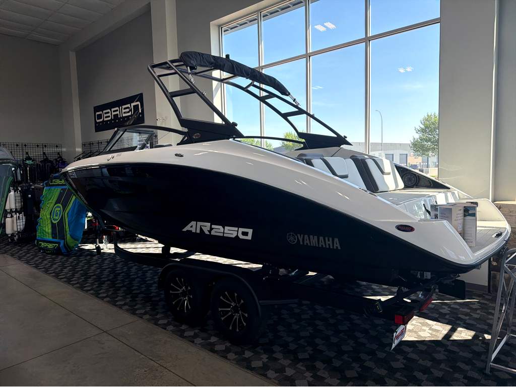2026 Yamaha Boats AR250
