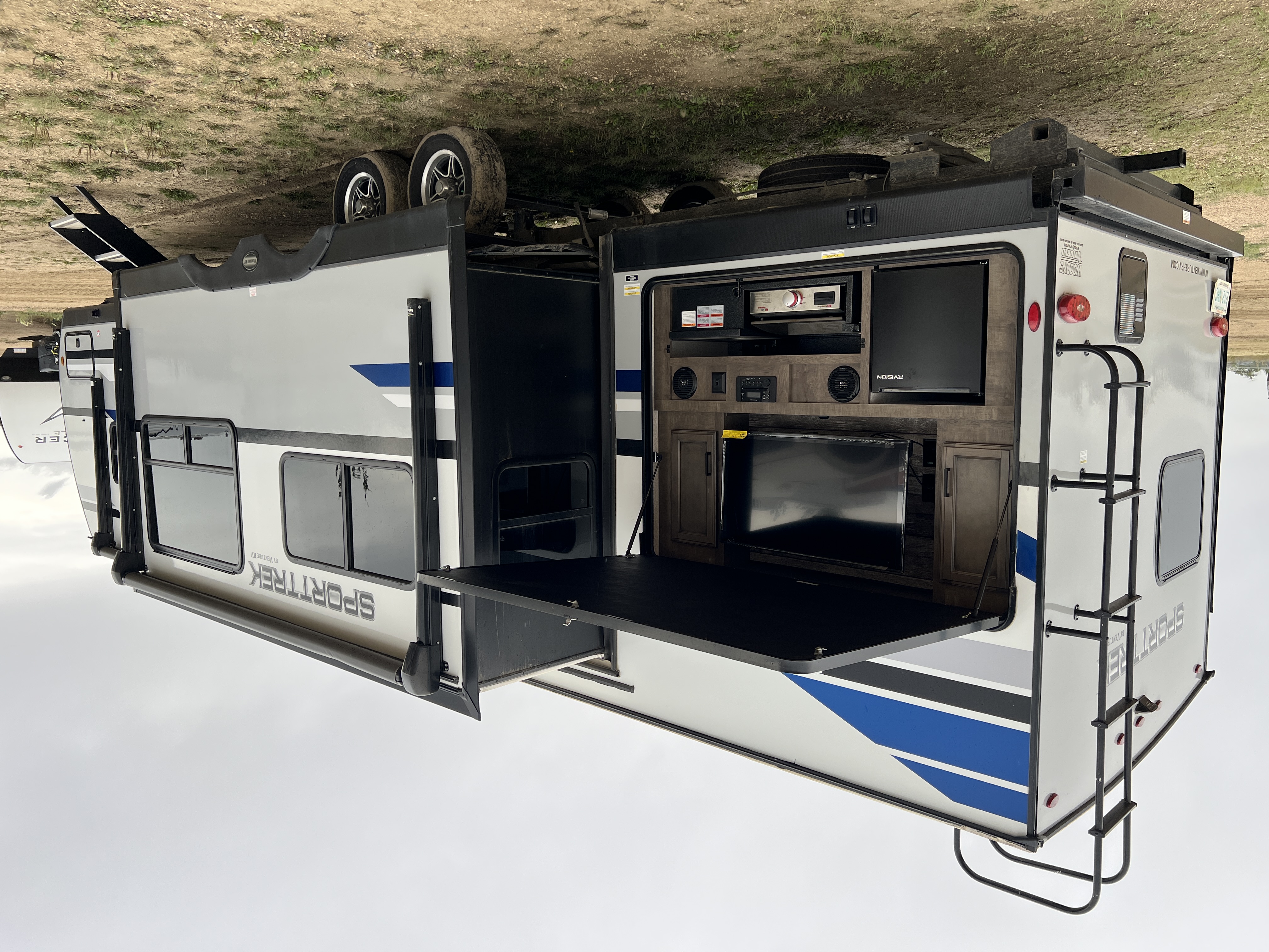 2022 VENTURE RV SPORTREK 327VIK - Image 6