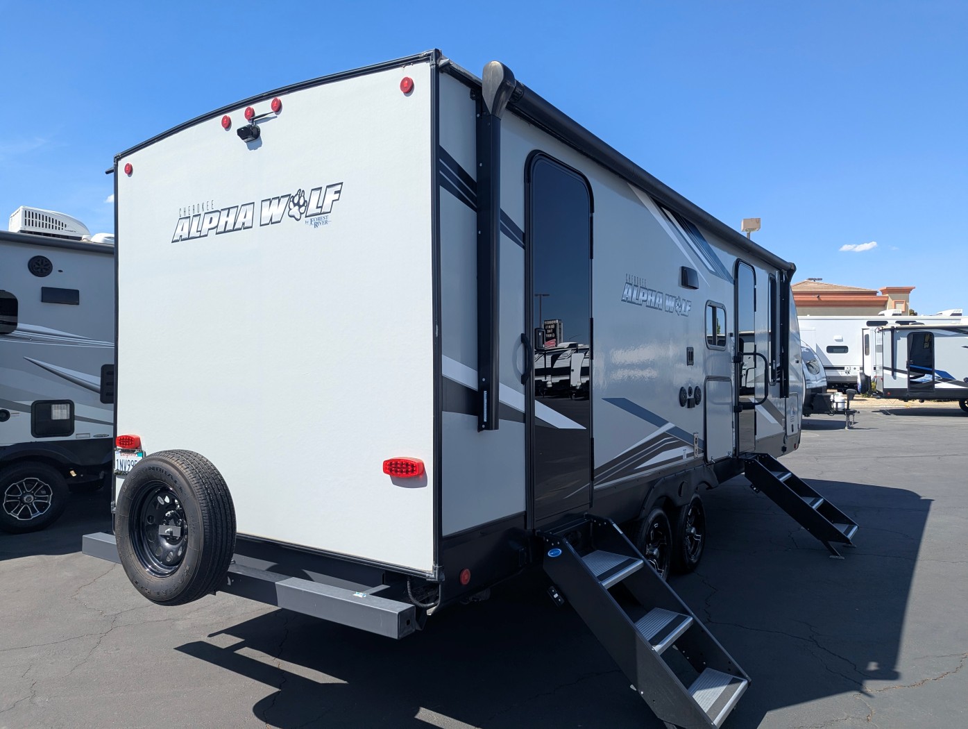 2022 Forest River Cherokee Alpha Wolf 23DBH-L - Image 5