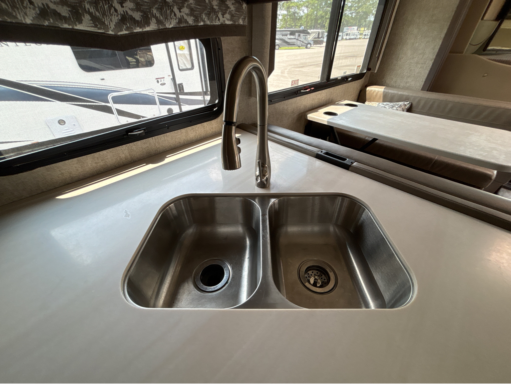 2021 Thor Motor Coach OMNI BH35 - Image 12