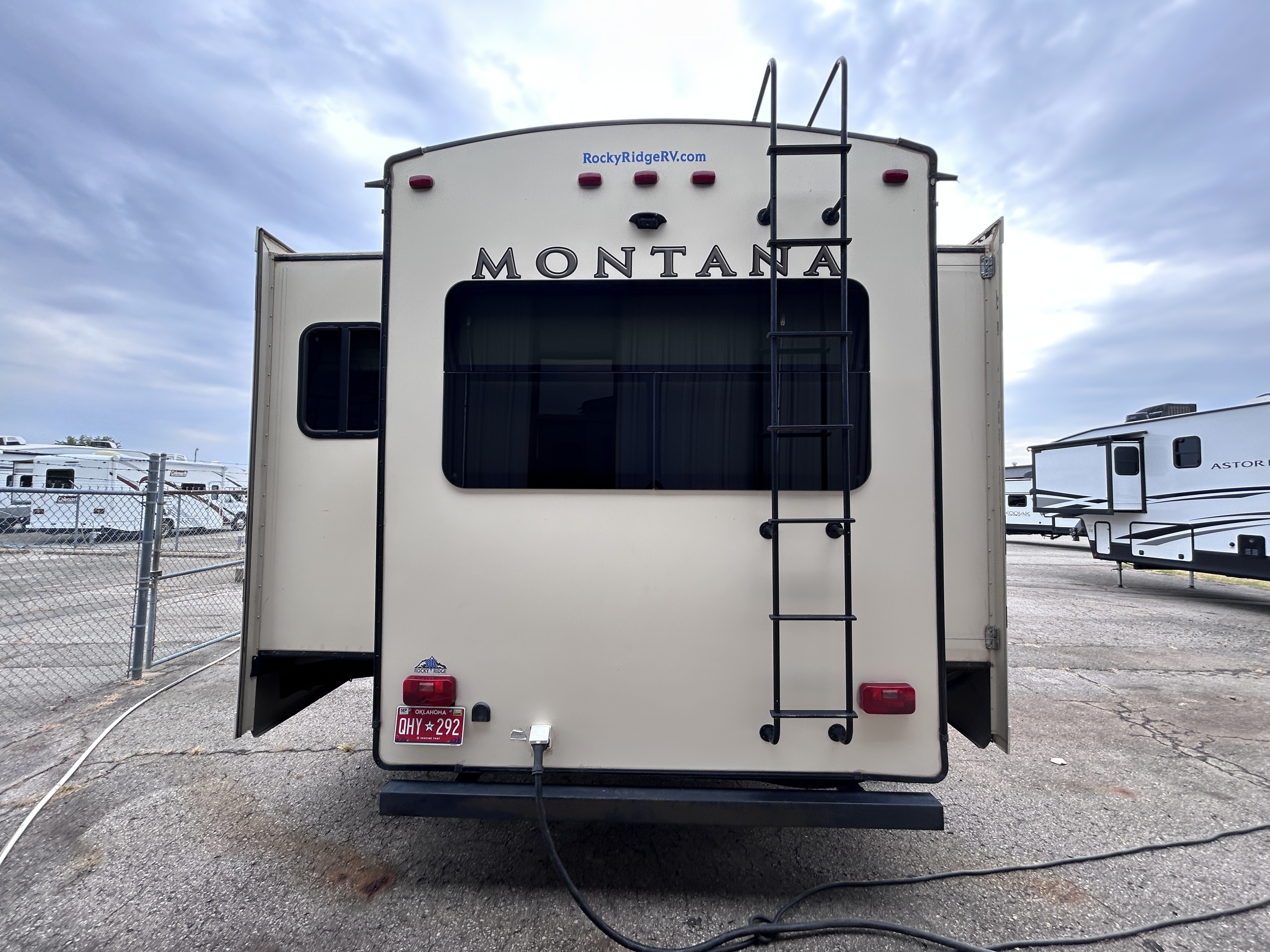 2017 Keystone Montana 3820FK - Image 6