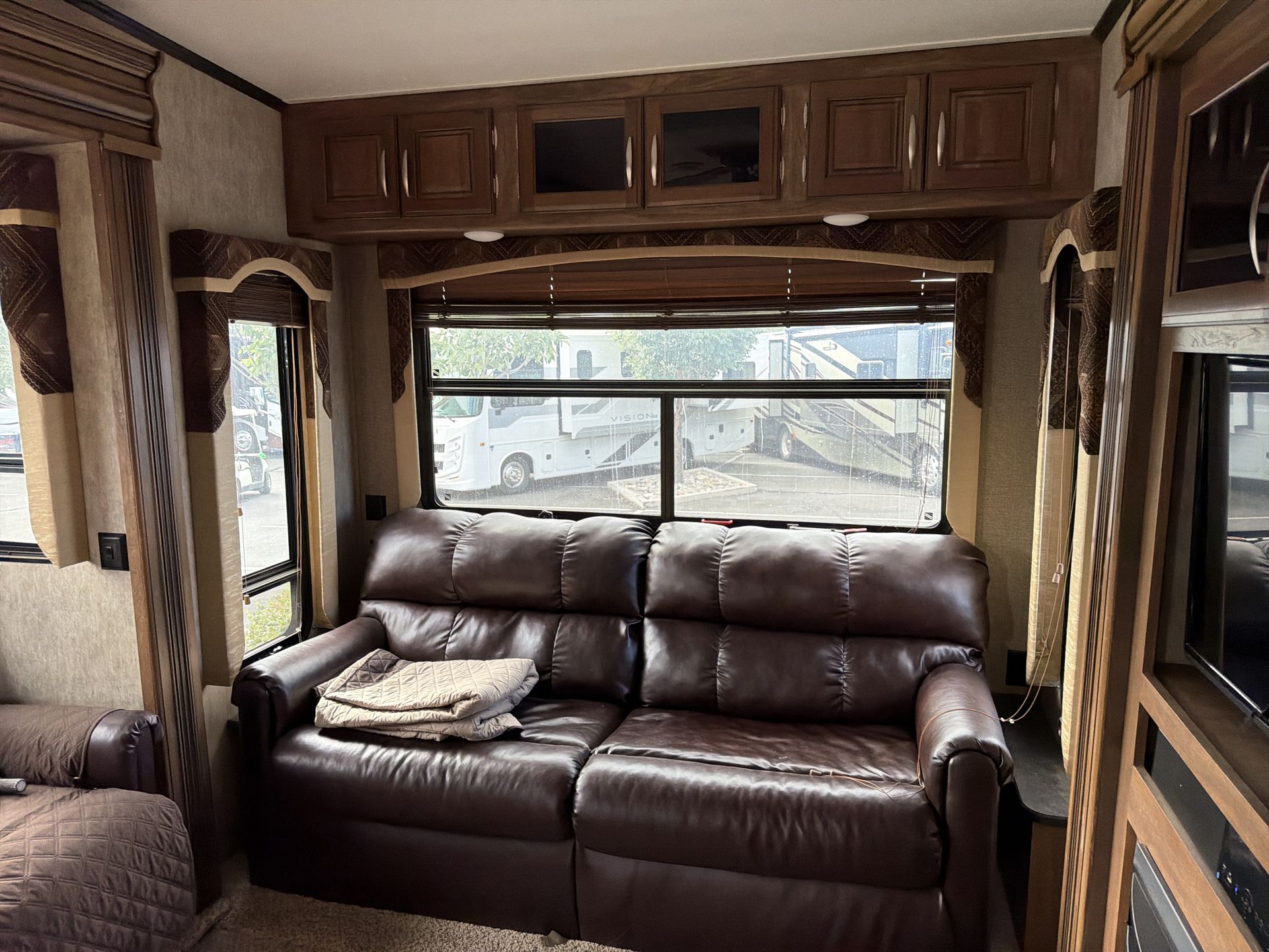 2015 Keystone Montana High Country 353RL - Image 15