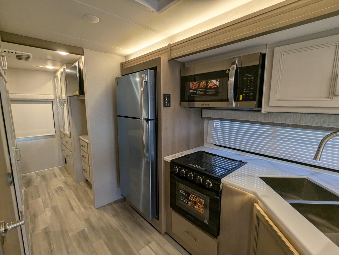 2027 Thor Motor Coach Omni X32 - Image 42