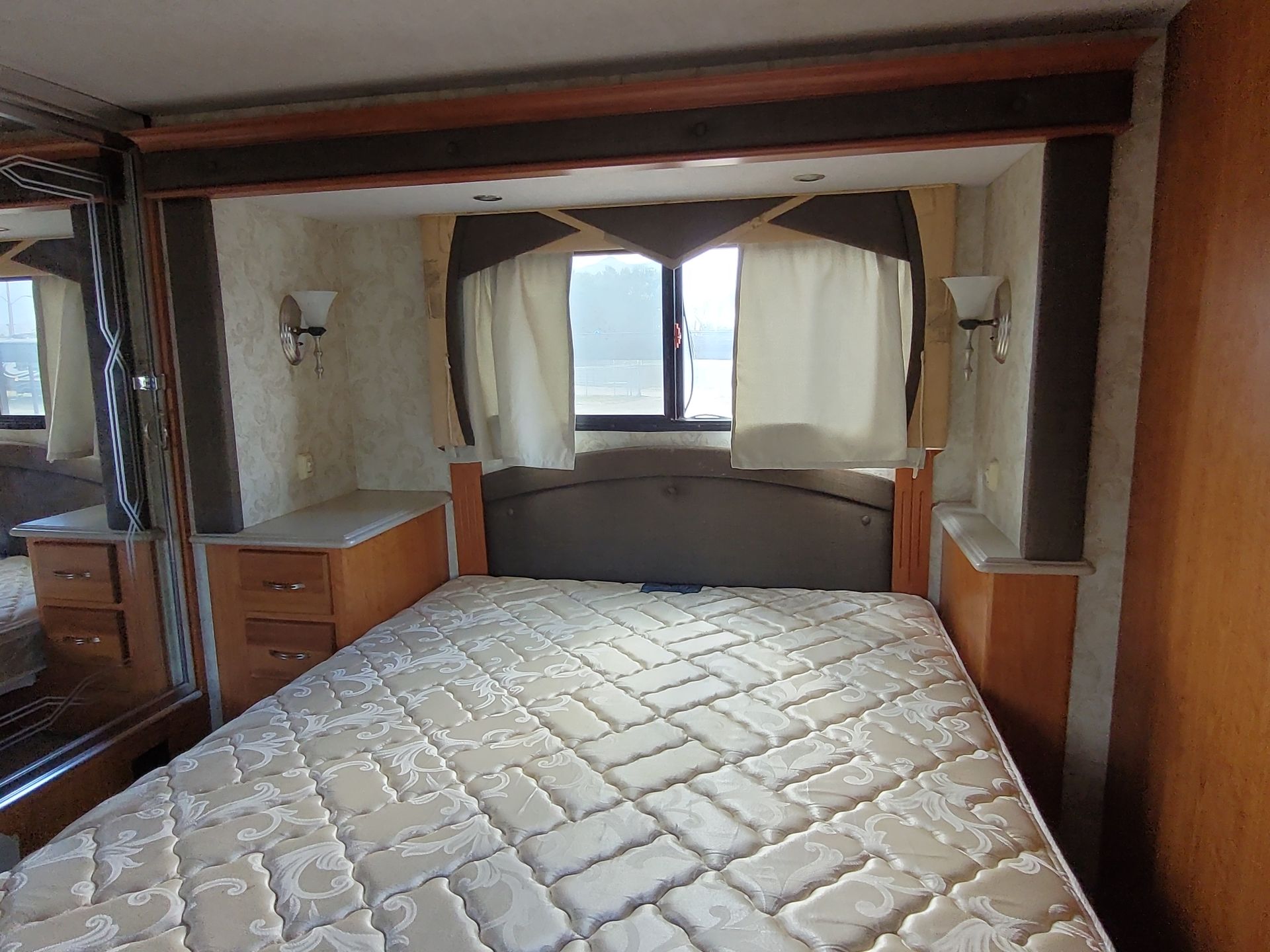 2005 National Tropical 396LX - Image 26