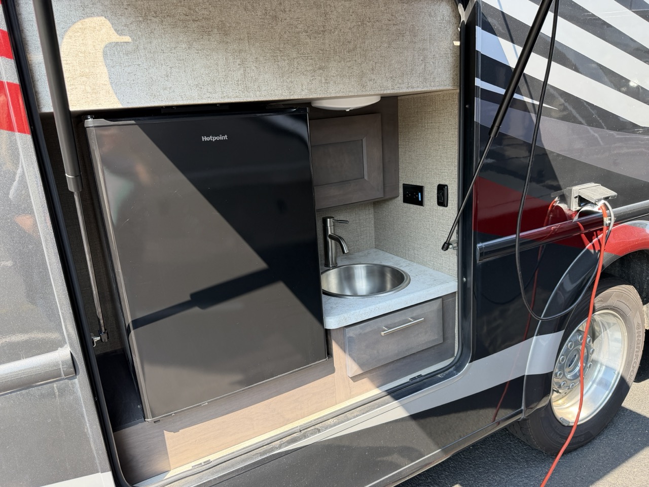 2021 Thor Motor Coach Magnitude SV34 - Image 3