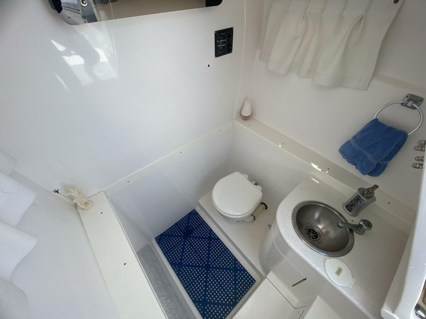2006 Intrepid 370 - Image 25