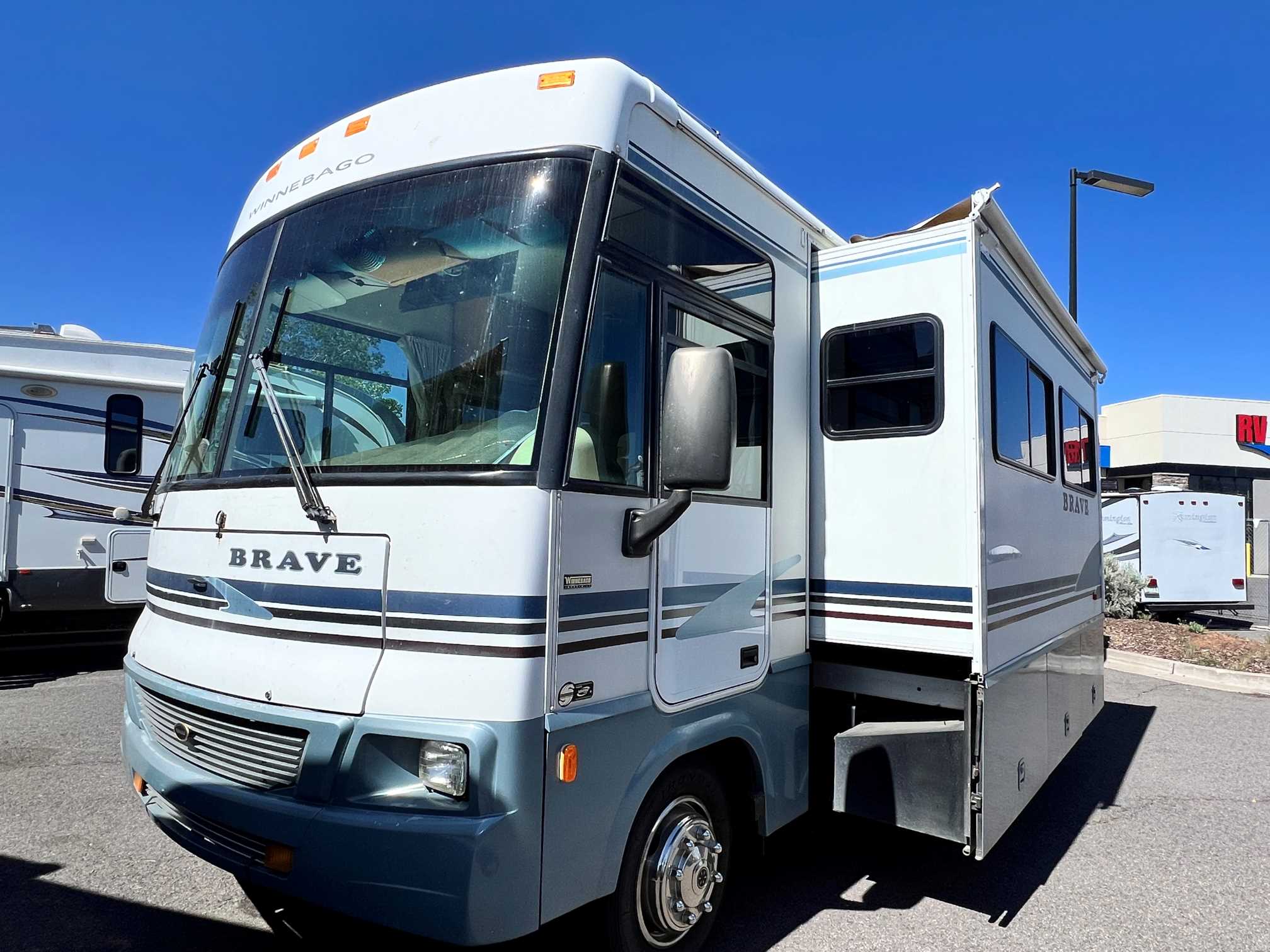 2004 Winnebago Brave 32V - Image 2