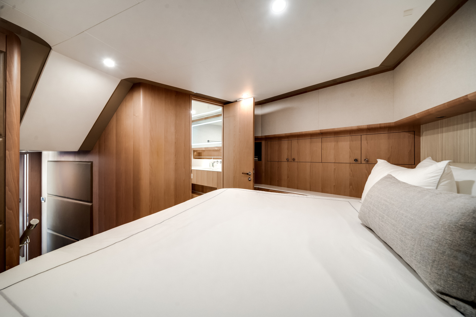 2025 Ocean Alexander 28L - Image 48