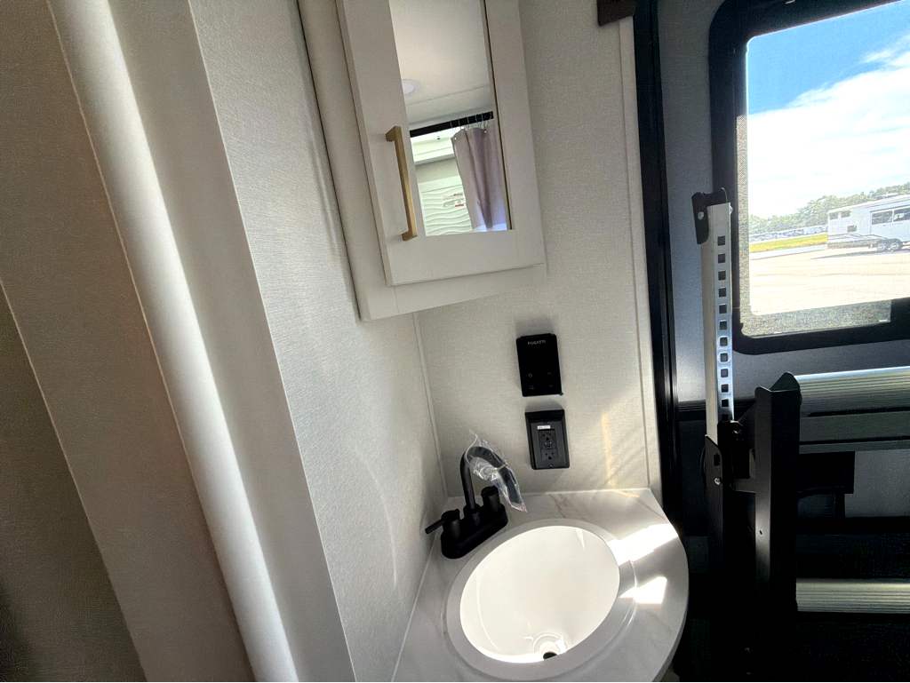 2027 GRAND DESIGN TRANSCEND 23BHX - Image 20