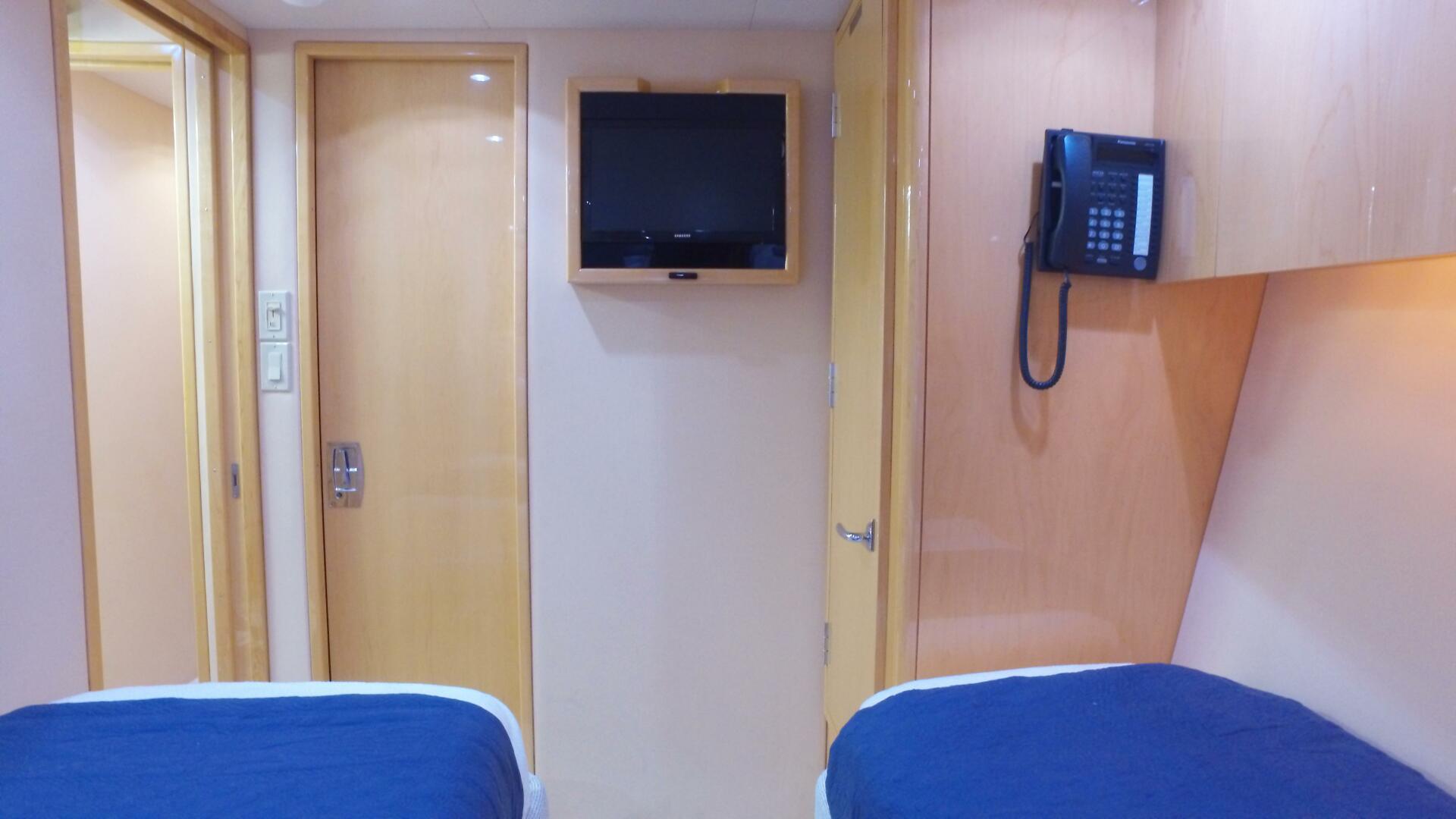 2006 Hatteras 68 Convertible - Image 15