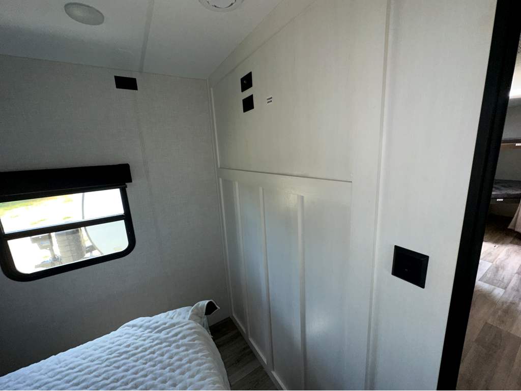 2026 VENTURE RV SPORTTREK 261VBH - Image 23