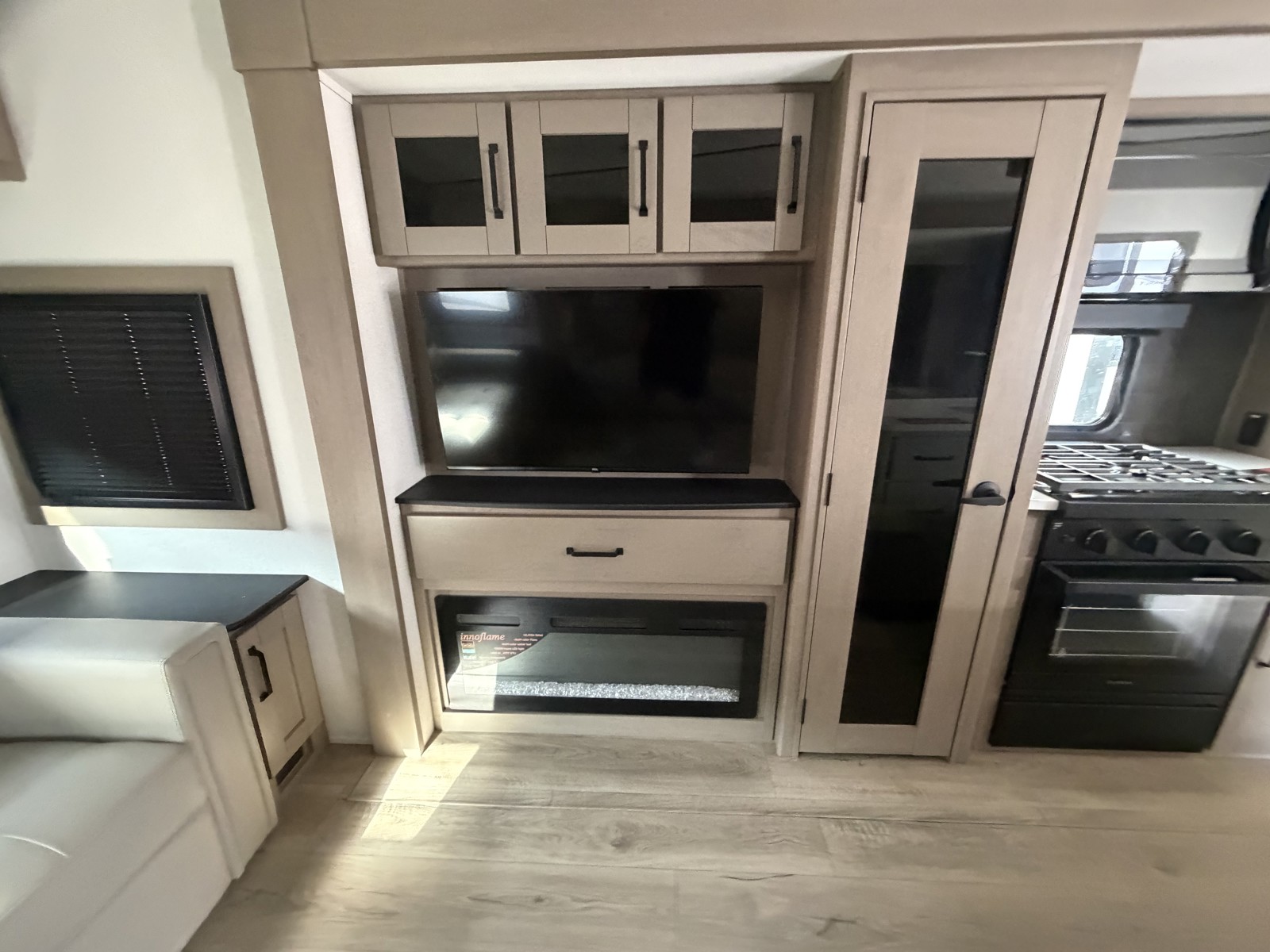 2026 GRAND DESIGN 303RLS - Image 25