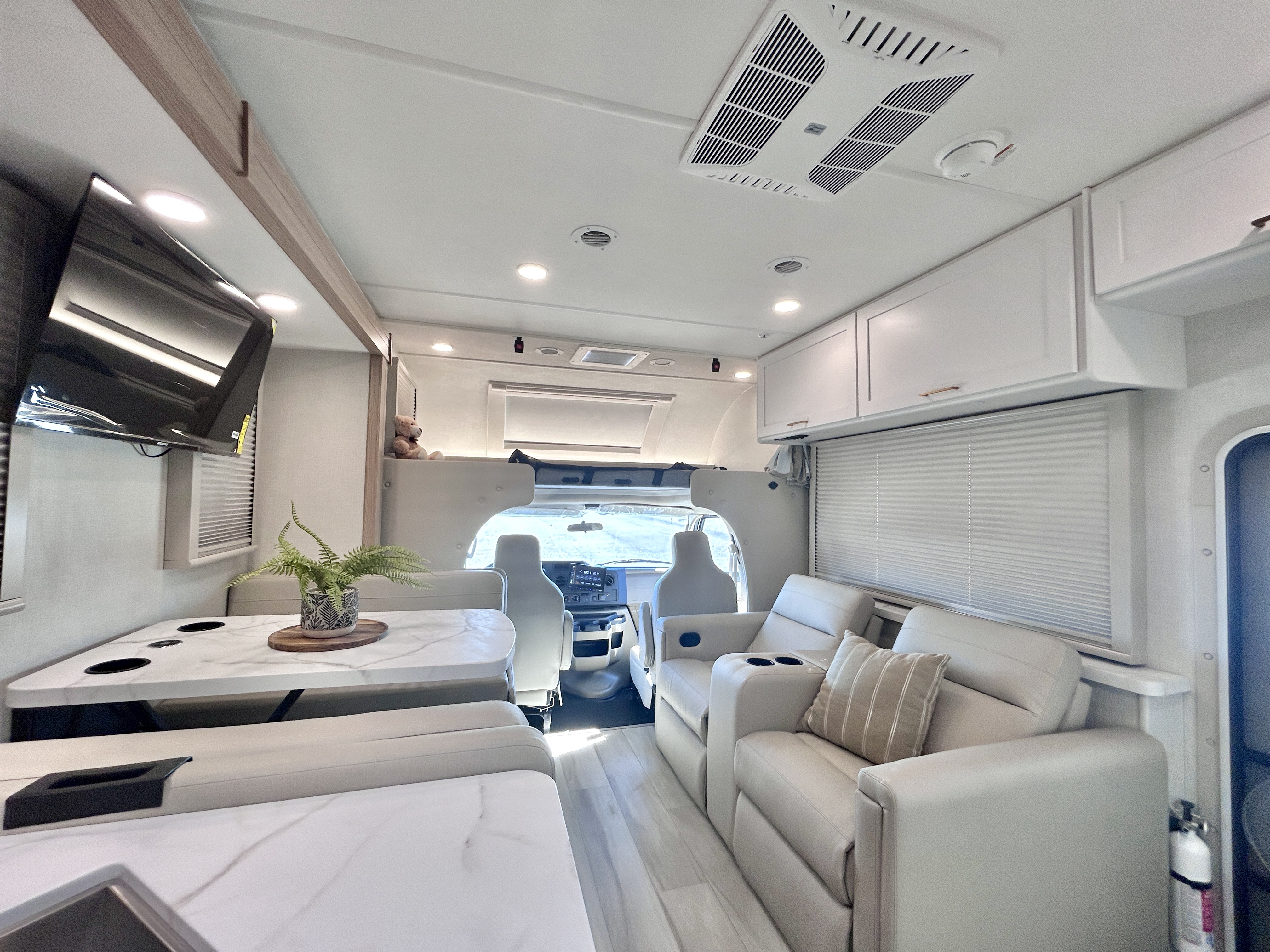 2027 Thor Motor Coach Quantum LC28 - Image 10