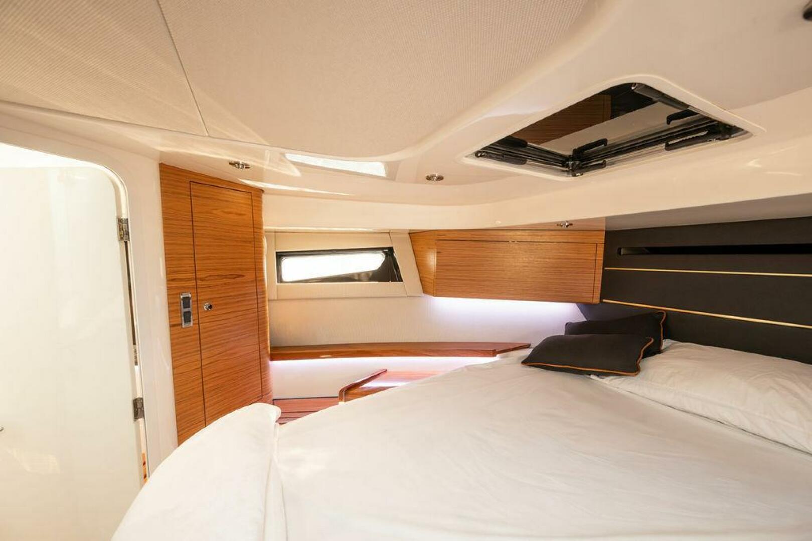 2023 Boston Whaler 405 Conquest - Image 39