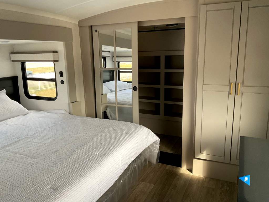 2027 JAYCO NORTH POINT 361RLBH - Image 31