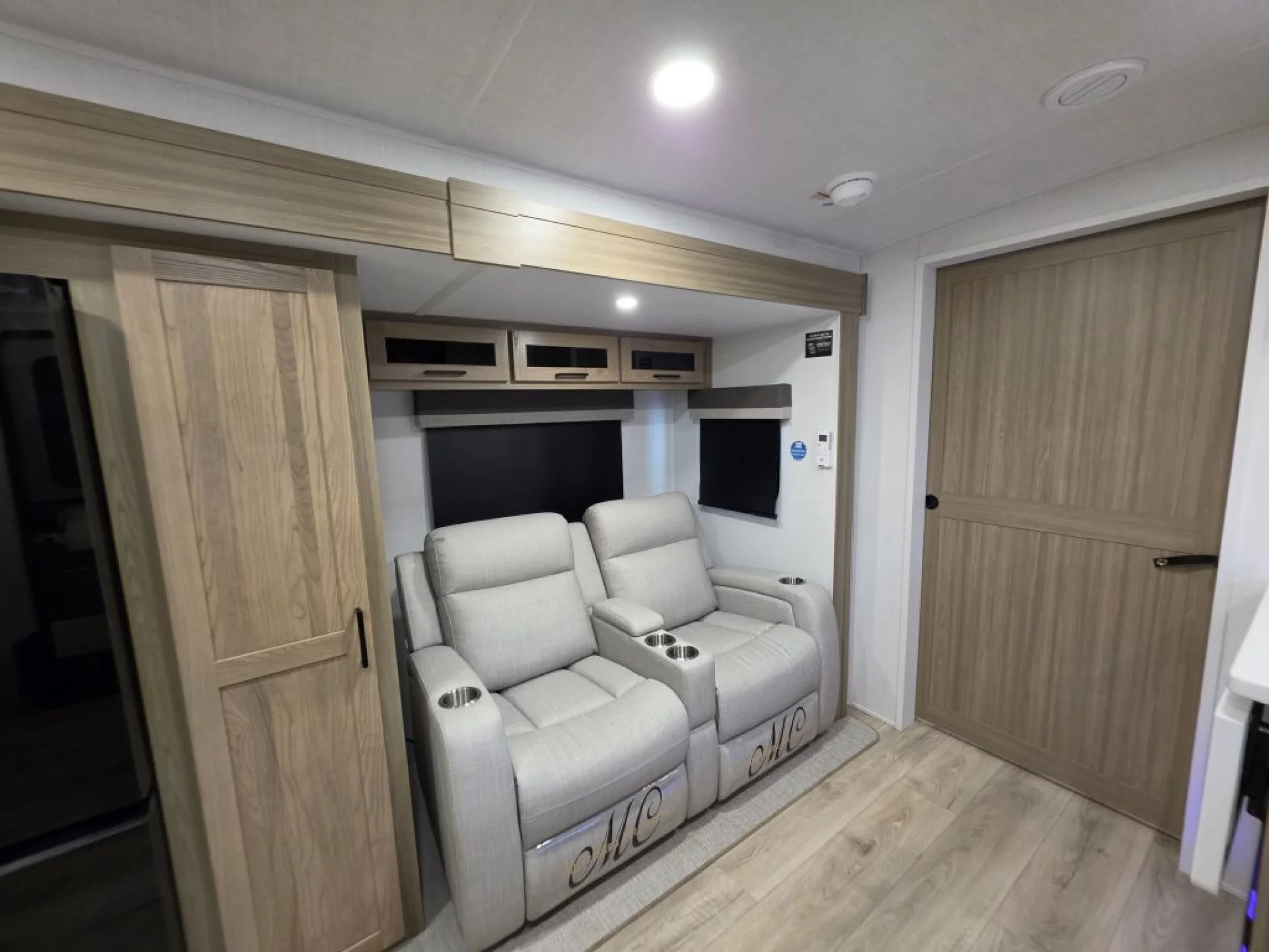 2027 FOREST RIVER ROCKWOOD MINI LITE 2525RB - Image 9