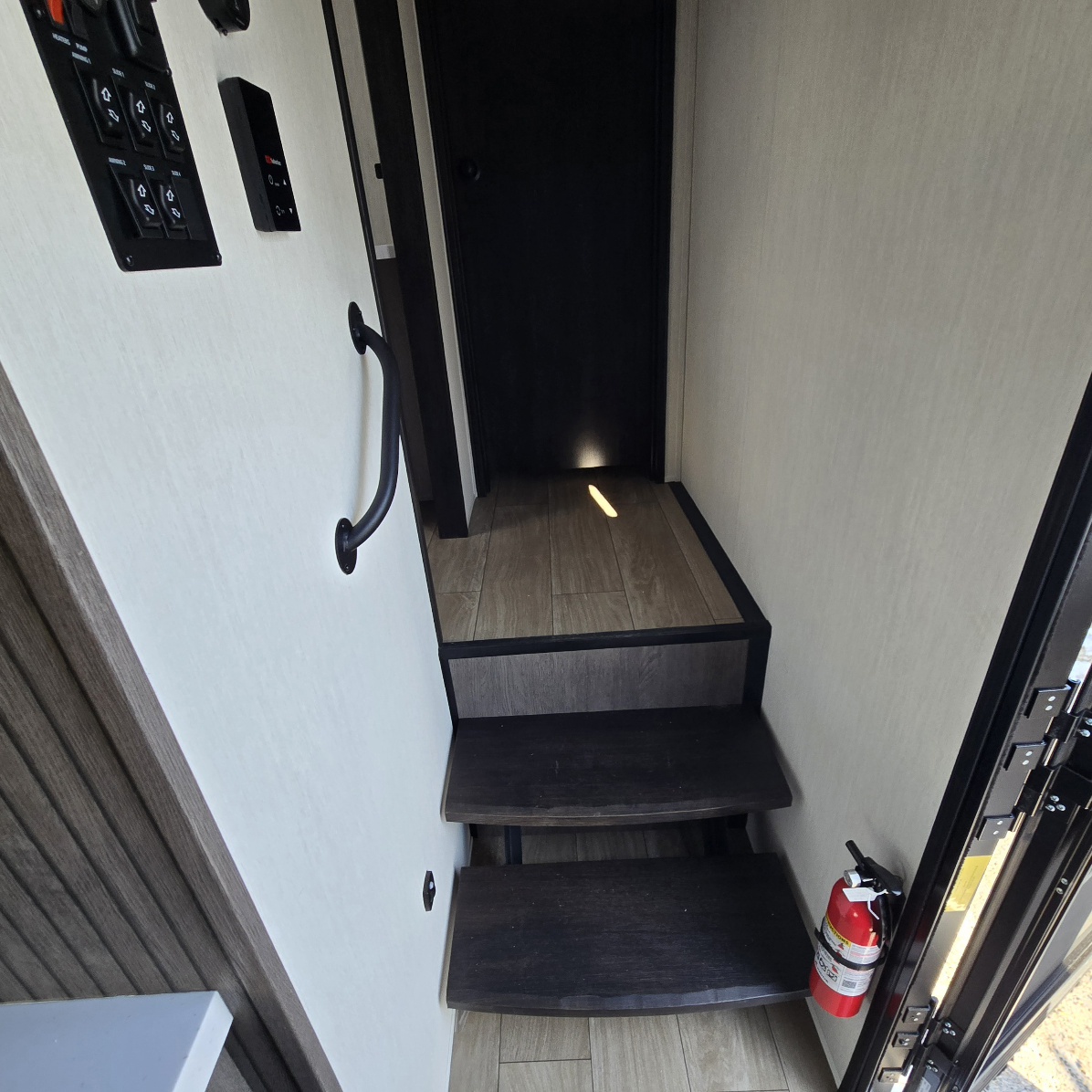2026 CHEROKEE ARCTIC WOLF 3750 SUITE - Image 24