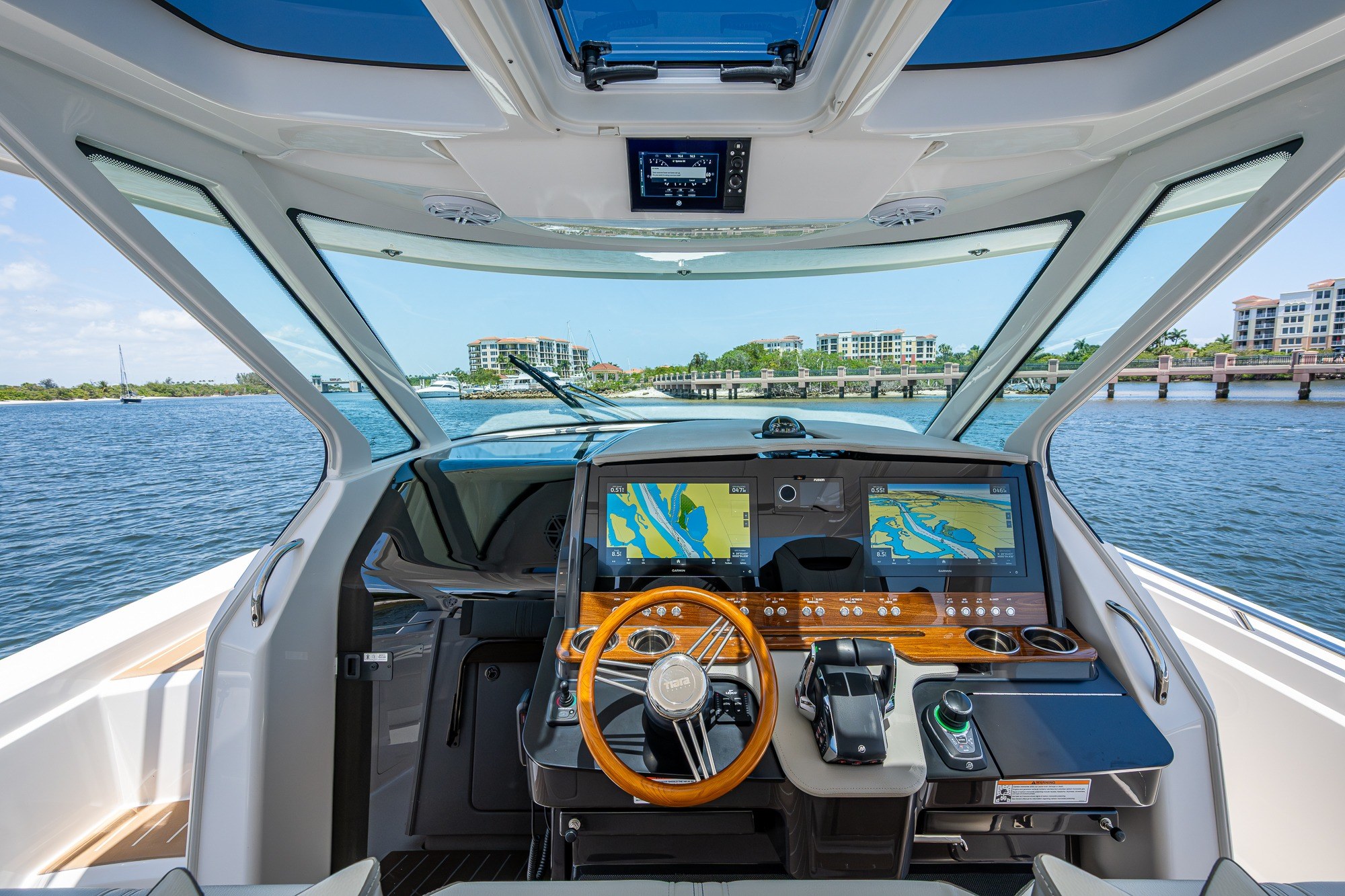 2024 Tiara Yachts 38 LS Base - Image 15