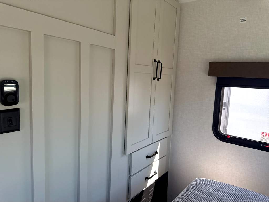 2027 VENTURE RV SPORTTREK 282VIK - Image 25