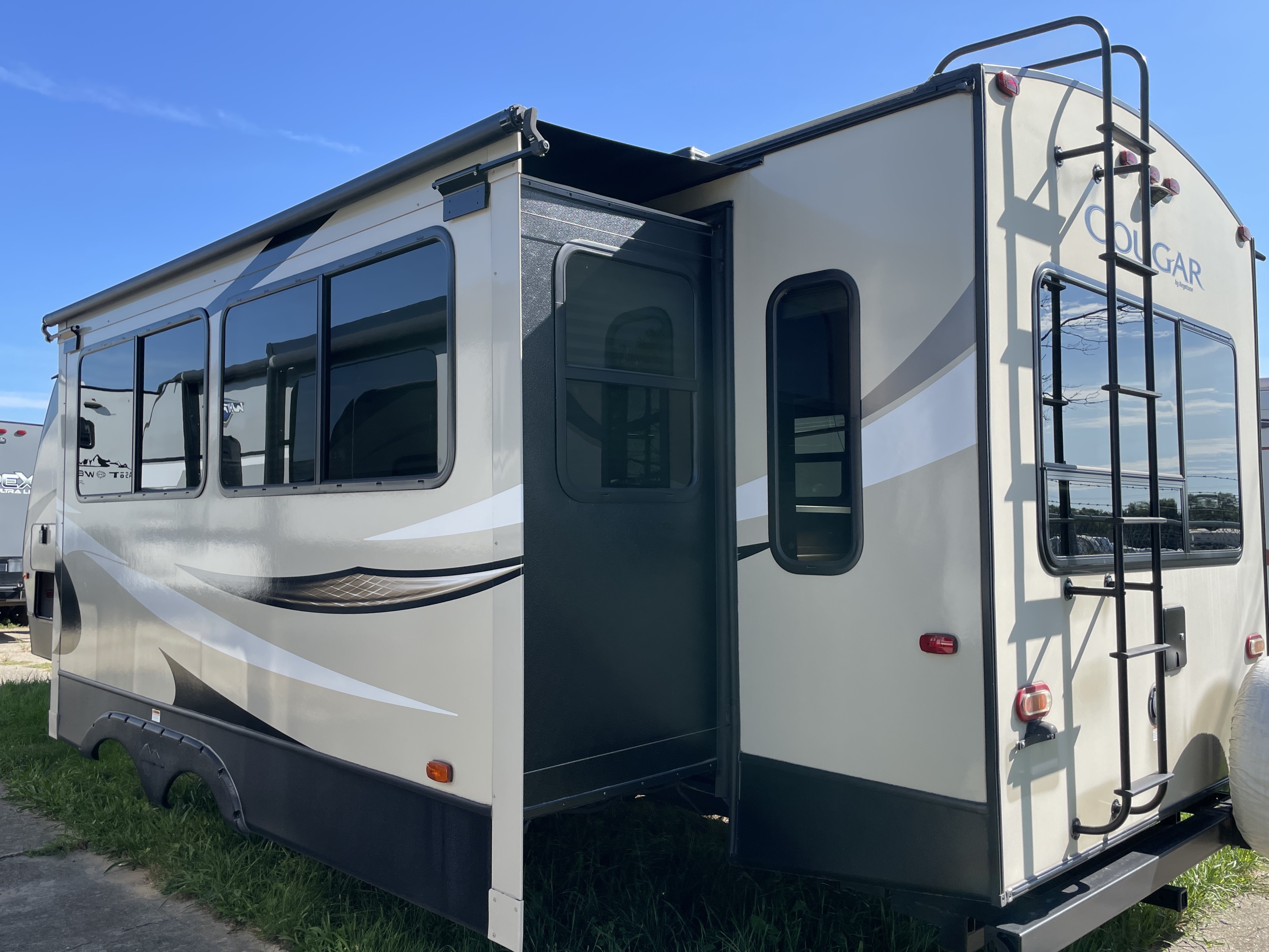 2019 Keystone RV Cougar X-Lite 27SAB - Image 4