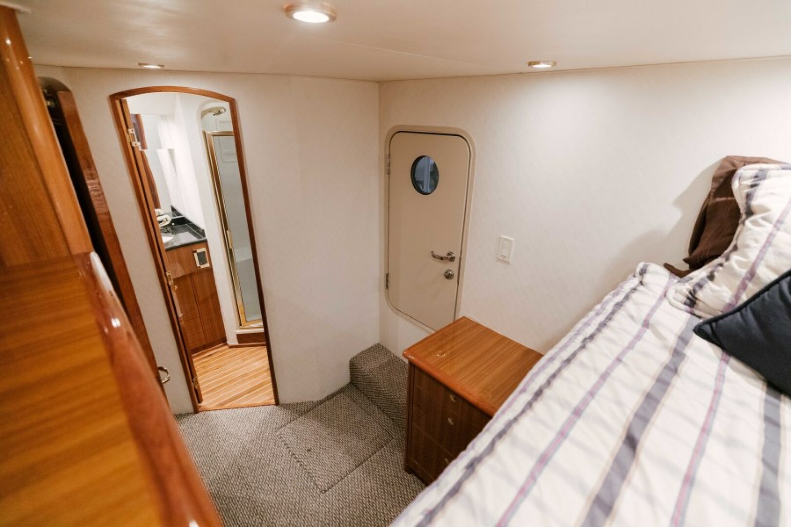 2006 Viking 74 Enclosed Bridge - Image 31