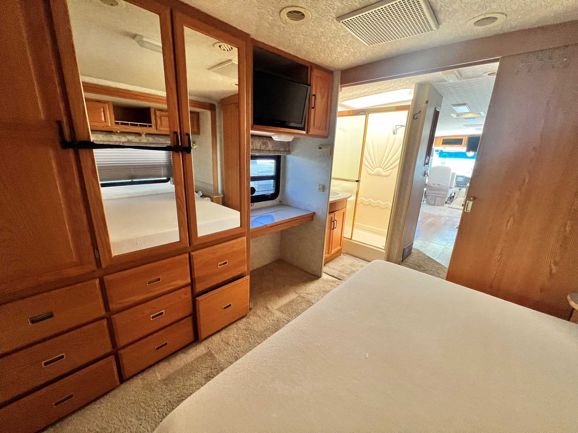 2004 Winnebago Brave 32V - Image 24